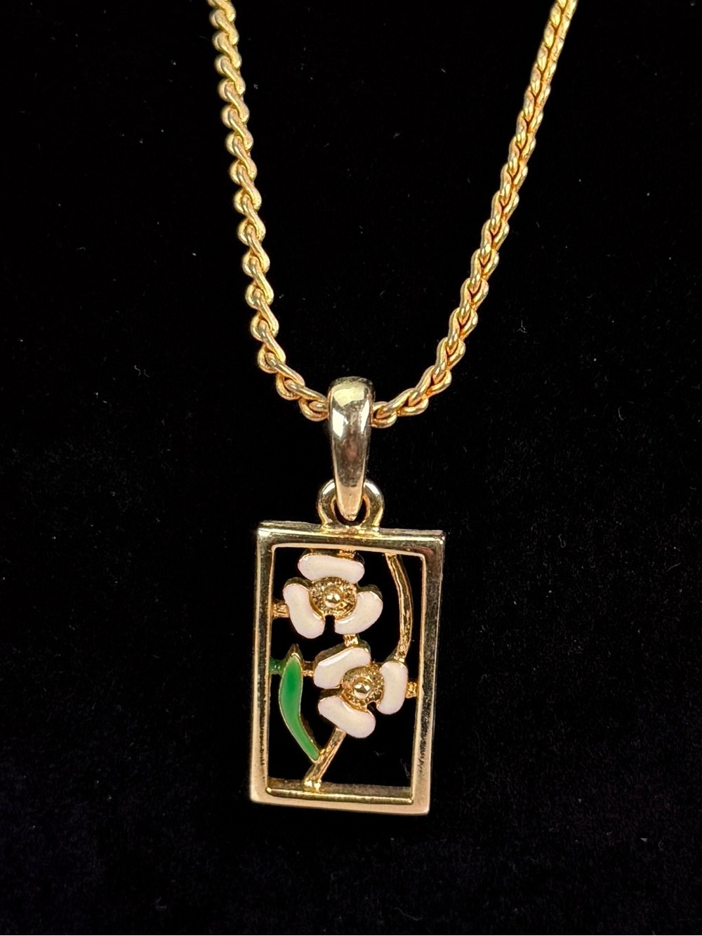 Vintage Korea Enamel Flower Pendant Necklace Gold Tone White Floral 18"